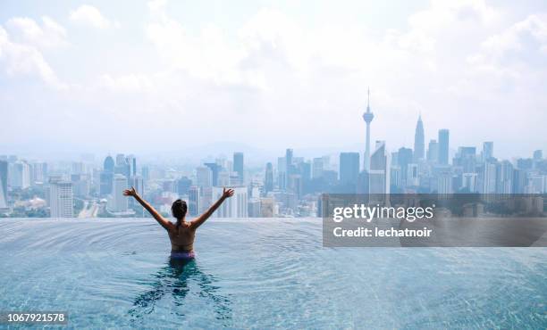 schwimmen im pool mit blick - pool mit gegenströmung stock-fotos und bilder