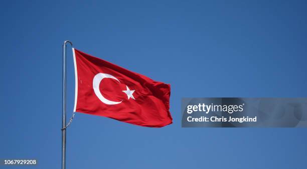 turkish flag waving against blue sky - bandera turca fotografías e imágenes de stock