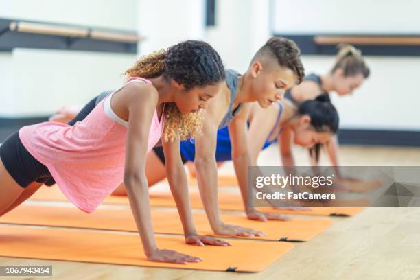 haciendo flexiones - exercise class fotografías e imágenes de stock