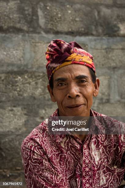 man at temple in ped, nusa penida, indonesia - balinese headdress stock pictures, royalty-free photos & images