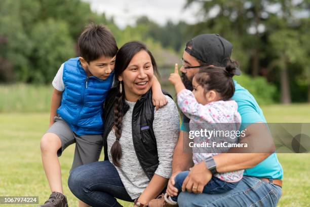 native american familie samenspelen op een voetbalveld - inheemse bevolking stockfoto's en -beelden