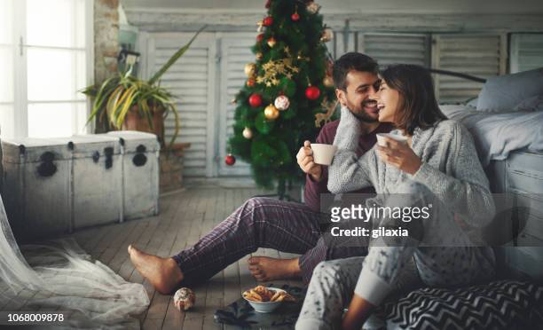 friedliche weihnachtsmorgen. - couple beard coffee stock-fotos und bilder