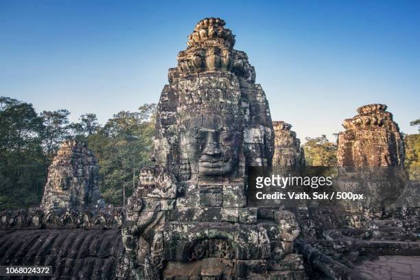 ancient bayon temple, siem reap, cambodia - angkor wat bayon stockfoto's en -beelden