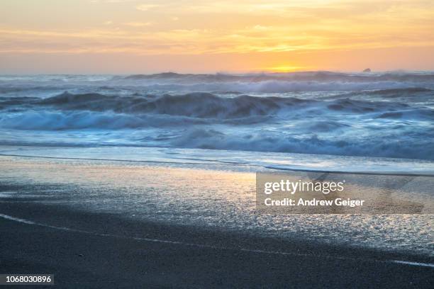 wide shot of abstract blurred waves crashing on beach at dawn. - redwood shores fotografías e imágenes de stock