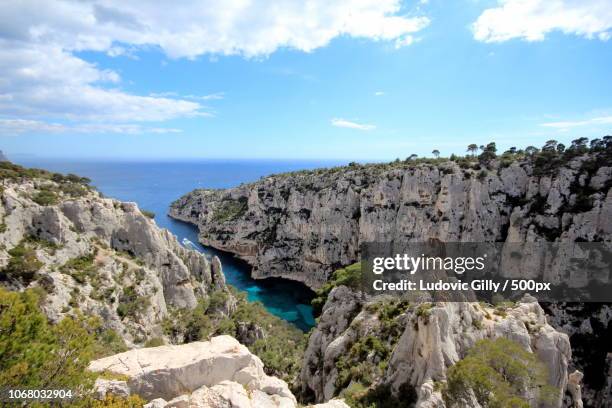 cliffs overlooking blue sea - bouches du rhone fotografías e imágenes de stock