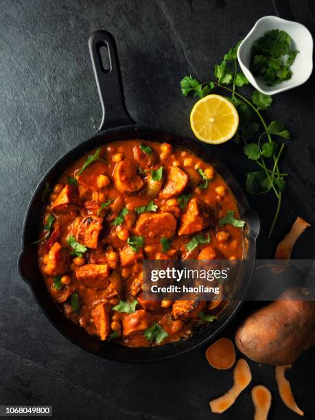 zoete aardappel en kikkererwten tikka masala - curry stockfoto's en -beelden