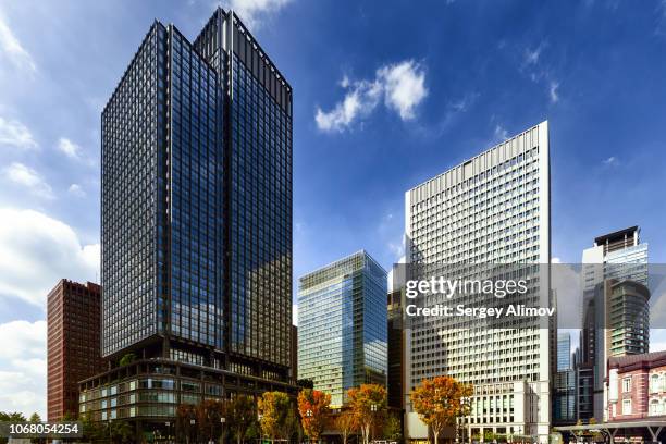 wide angle view of square marunouchi near railway station - marunouchi stock-fotos und bilder