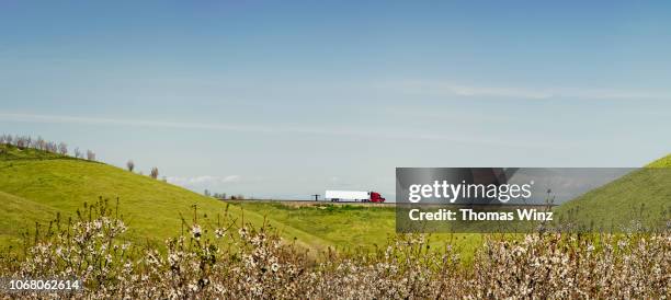 semi truck on i-5 - central valley california stock-fotos und bilder