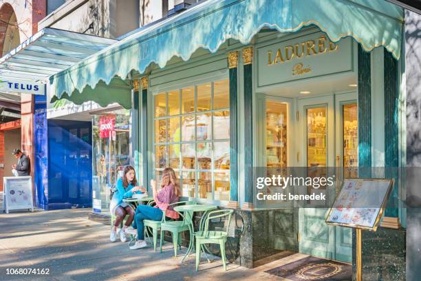 pastelería en la calle robson en vancouver british columbia canada - tea room fotografías e imágenes de stock