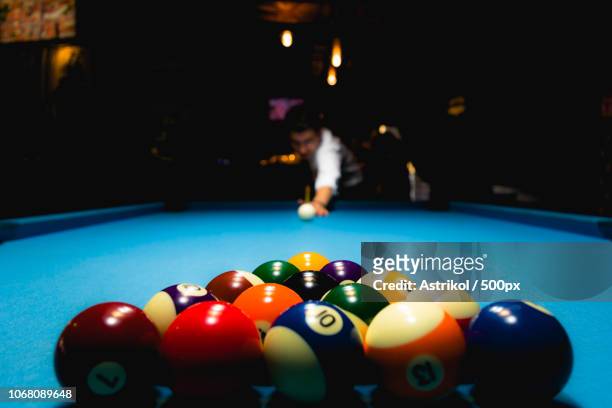 beginning of pool game - billiard ball game stockfoto's en -beelden