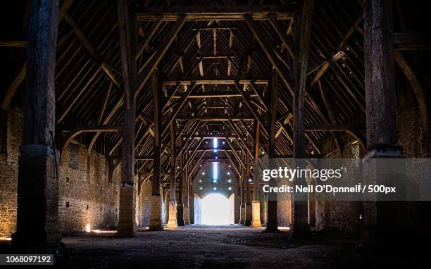 great coxwell barn interior, oxfordshire, uk - wooden rafters fotografías e imágenes de stock