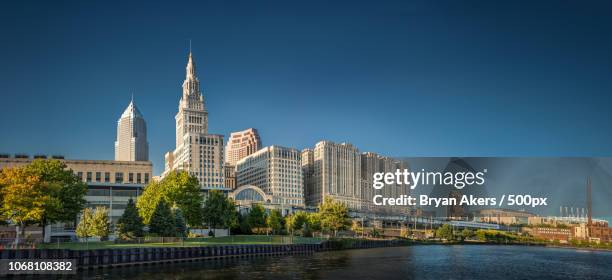 modern city skyline, cleveland, usa - cleveland fotografías e imágenes de stock