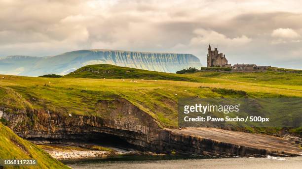 scenic view of landscape with classiebawn castle - irlanda fotografías e imágenes de stock