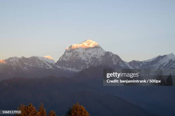 mountain peak under clear sky - dhaulagiri stock-fotos und bilder