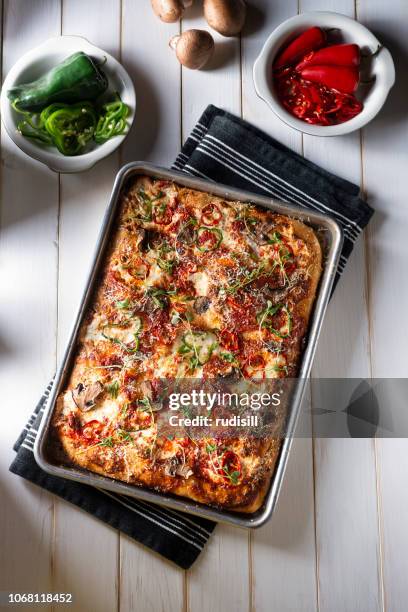 baked pizza - forma de bolo imagens e fotografias de stock