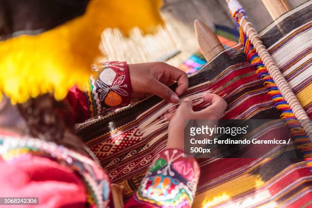 hands of woman weaving on loom - loom 個照片及圖片檔