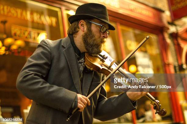 portrait of man playing violin - busker ストックフォトと画像