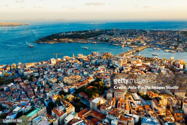 stadtbild von istanbul in der abenddämmerung, türkei - bosporus bucht goldenes horn istanbul stock-fotos und bilder