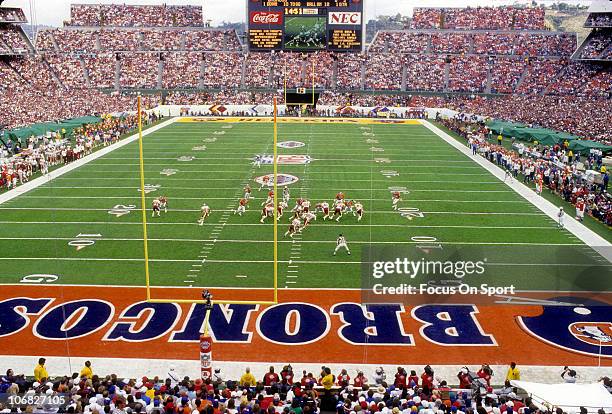 An over view of the Washington Redskins offense against the Denver Broncos defense during Super Bowl XXII at Jack Murphy Stadium January 31, 1988 in...