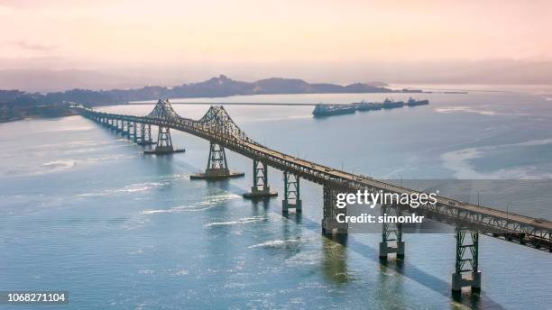 luftaufnahme des richmond-san rafael brücke bei sonnenaufgang - san rafael california stock-fotos und bilder