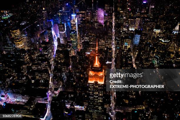 empire state building in new york at night - broadway manhattan stock pictures, royalty-free photos & images