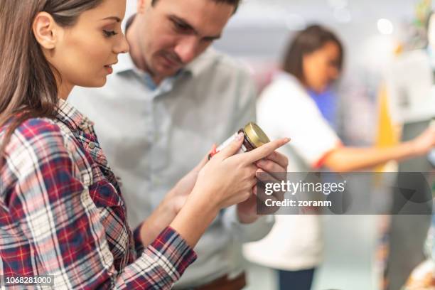 controleren van de ingrediënten van jam pot - voedingslabel stockfoto's en -beelden