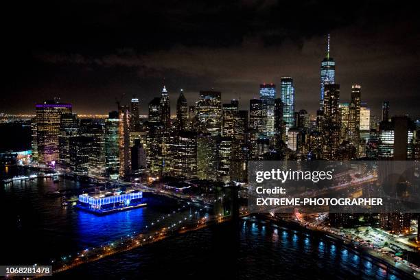 brooklyn brücke in new york hubschrauber in der nacht entnommen - world financial center stock-fotos und bilder