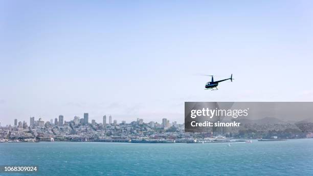 vue aérienne d’hélicoptère dans la baie de san francisco qui surplombe la ville par une journée ensoleillée - hélicoptère ville photos et images de collection