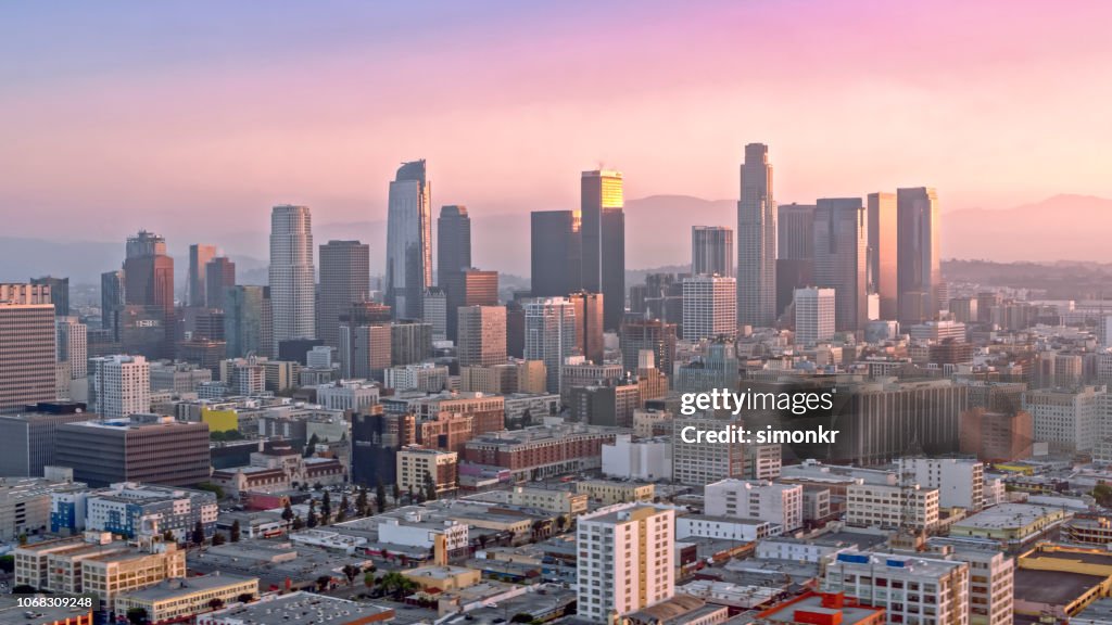 Vista aérea de la ciudad de Los Ángeles brillantes al amanecer