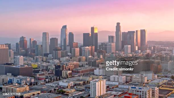 vista aérea da paisagem urbana de los angeles brilhando ao nascer do sol - 777 tower - fotografias e filmes do acervo