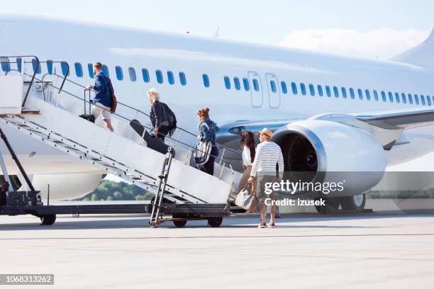 passengers boarding a flight - boarding stock pictures, royalty-free photos & images