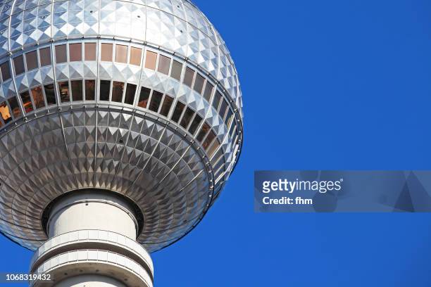 berlin - television tower with blue sky (alexanderplatz/ germany) - television tower berlin - fotografias e filmes do acervo