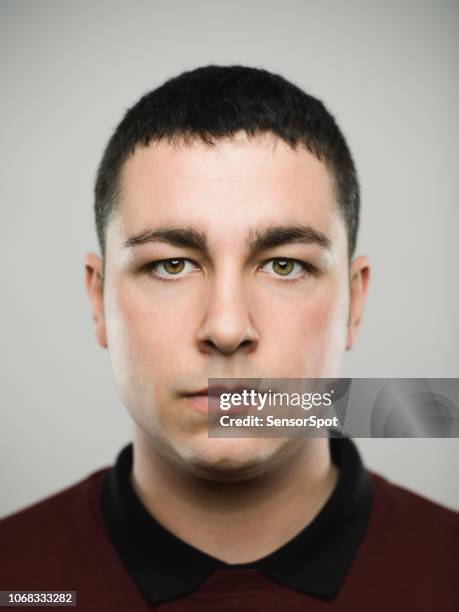 portret van een man van echte jonge caucassian - mugshot stockfoto's en -beelden