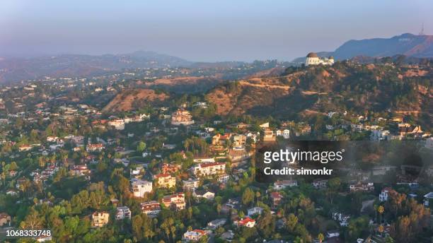 flygfoto över hollywood hills med griffith observatory på sluttningen av mount hollywood på morgonen - hollywood hills los angeles bildbanksfoton och bilder