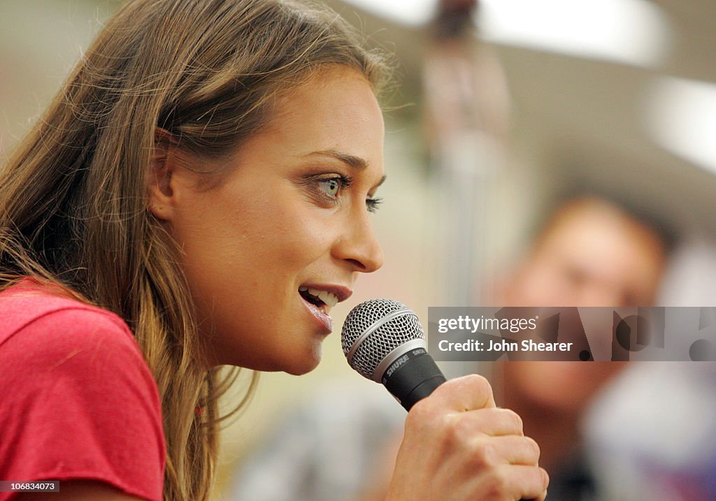 Fiona Apple "Extraordinary Machine" In-Store Performance and Album Signing at Tower Records in West Hollywood - October 7, 2005