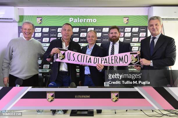 Maurizio Zamparini, David Platt, Clive Richardson, Sheehan James and Maurizio Belli pose during a press conference at Stadio Renzo Barbera on...