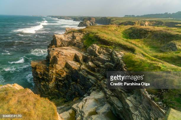 küste von playa de las catedrales. nordspanien galicien - cliff shore stock-fotos und bilder