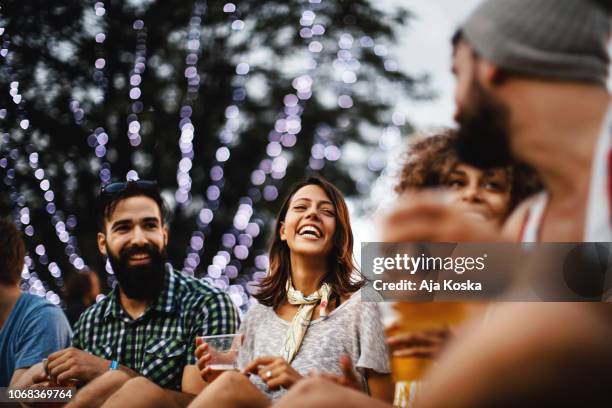 vrienden hebben sommige bieren tijdens een concert. - summer comedies party stockfoto's en -beelden