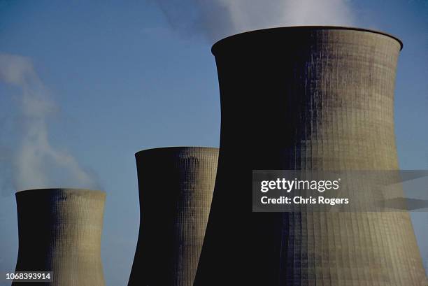 nuclear cooling towers - reattore nucleare foto e immagini stock