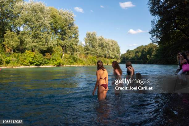 sommer schwimmen in der aare in bern, schweiz - bern stock-fotos und bilder