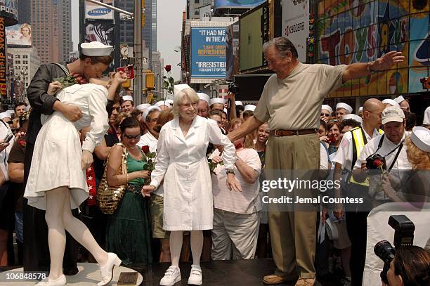 Edith Shain and Carl Muscarello, the couple that appeared in Alfred Eisenstaedt's iconic photo "The Kiss," appear in New York City's Times Square to...