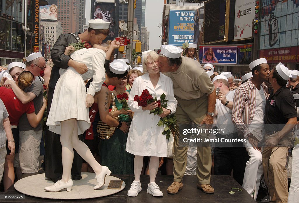 VJ Day 60th Anniversary: The Original Nurse and Sailor from Alfred Eisenstadt Photo "The Kiss" Appear in Times Square