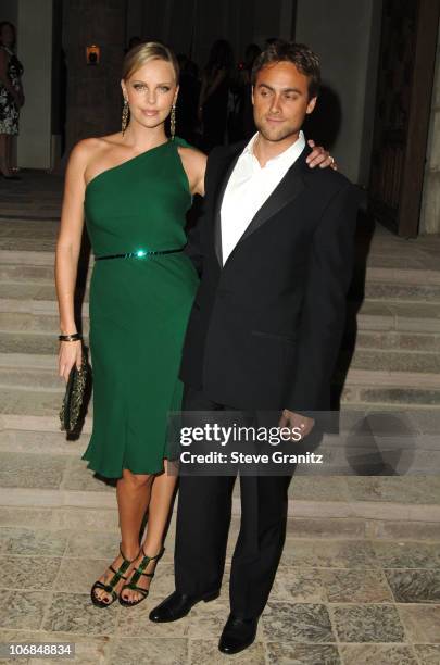 Charlize Theron and Stuart Townsend during Gucci Spring 2006 Fashion Show to Benefit Children's Action Network and Westside Children's Center -...