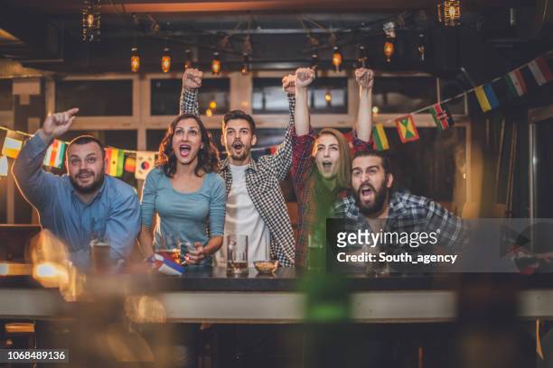 fans aan de bar - bar girl stockfoto's en -beelden