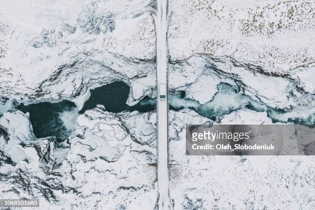 vista aerea panoramica della cascata di koluglufur in inverno - ripresa di drone foto e immagini stock