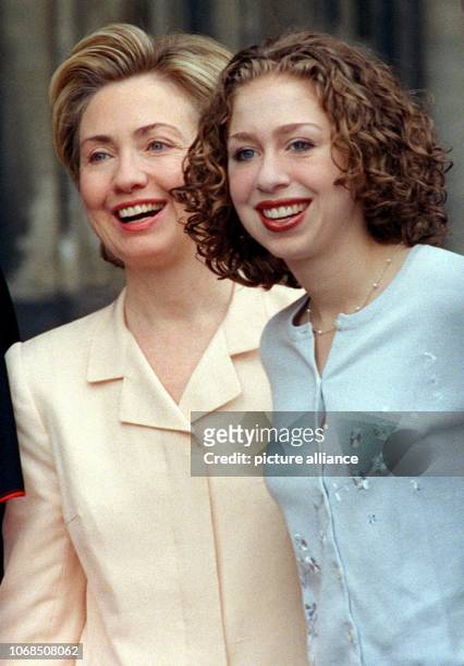 First Lady Hillary Clinton and her daughter Chelsea pictured outside Cologne Cathedral on 20 June 1999. | usage worldwide
