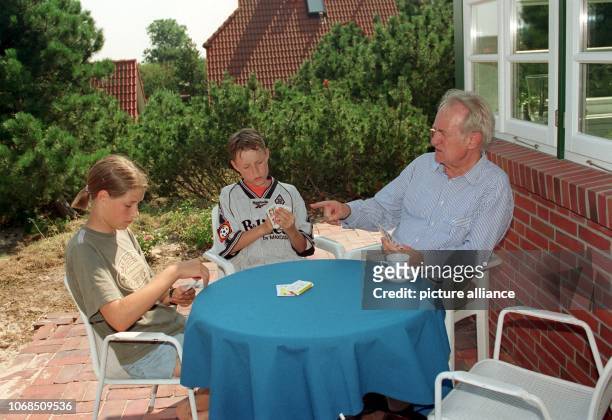 Premier of North Rhine-Westphalia Johannes Rau, daughter Anna Christina and son Philip Immanuel playing cards on the patio of their holiday home on...