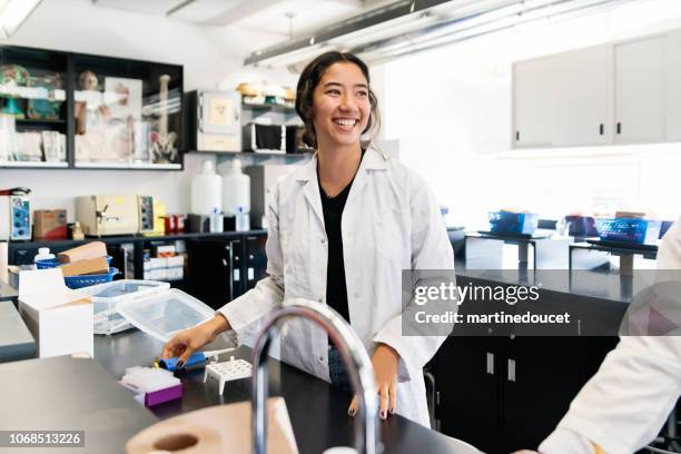 asiatisk ung kvinna student i college vetenskap laboratorium. - studentska bildbanksfoton och bilder