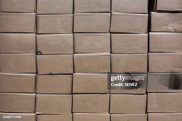 industrial warehouse - gestapelde stenen stockfoto's en -beelden