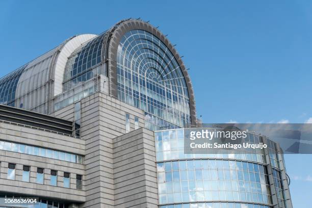paul-henri spaak building of the european parliament - regione di bruxelles capitale foto e immagini stock
